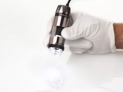 Digital Microscope - 10x - 140x / Exchangeable Caps / 5MP / EDOF | Dino Lite AM7915MZTL 12 Digital Microscope - 10x - 140x / Exchangeable Caps / 5MP / EDOF | Dino Lite AM7915MZTL -Save device AM7915MZTL in hand 800x598